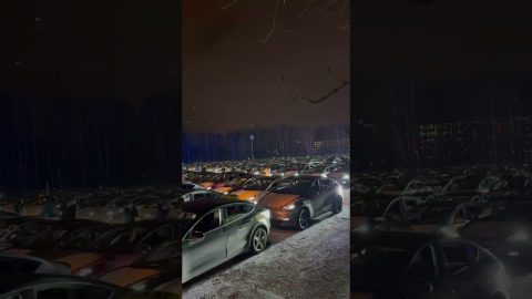 687 Teslas Gather to Put on a Lightshow || ViralHog