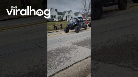 Grinch Leads Police on Chase Through West Virginia Neighborhood || ViralHog