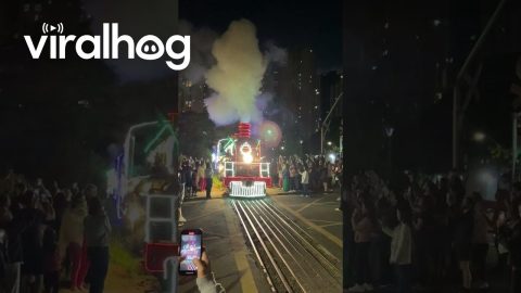 Christmas Steam Train in Curitiba || ViralHog