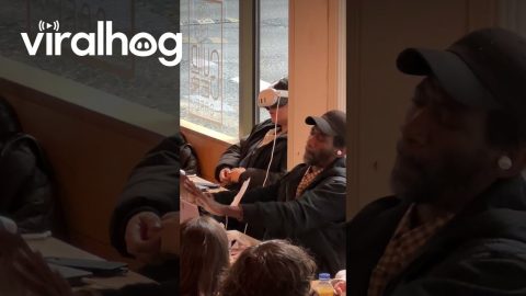 Man Casually Performs Magic at Portland Café || ViralHog