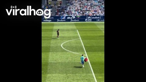 Football Player Races Paramedic Bag Across Pitch || ViralHog