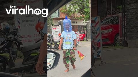 Man Directing Traffic Wears Water Jug in Indonesia || ViralHog