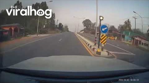 Driver At Intersection Ignores Main Road || ViralHog