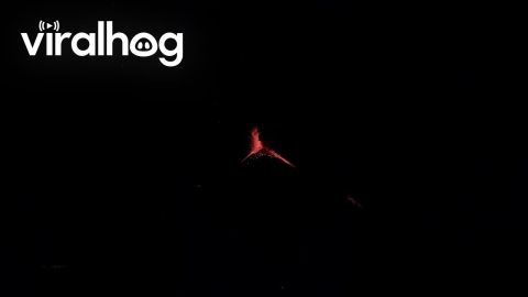 Volcan de Fuego Erupting at Night || ViralHog