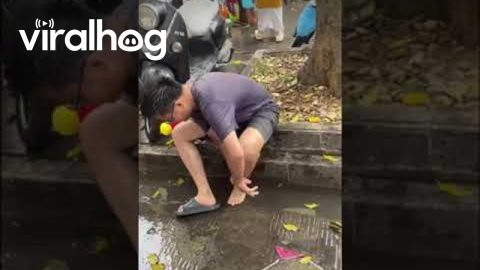 Man's Flip Flop Slips Up Onto His Ankle || ViralHog