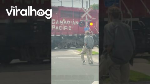 Three-Legged Man Is Confusing Sight || ViralHog