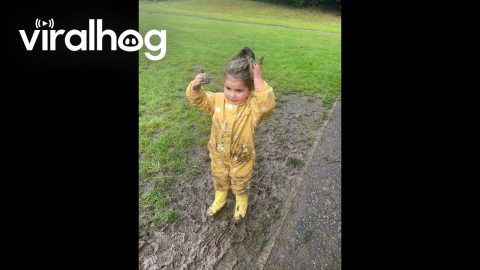 Toddler Puts Mud On Head || ViralHog
