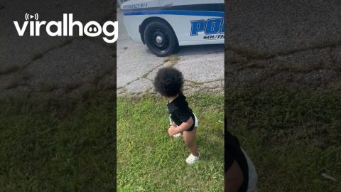 Officer Lets Kids See Inside His Police Car || ViralHog