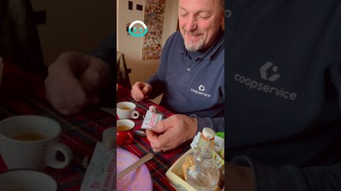 Lovebirds Open Sugar Packet | ViralHog
