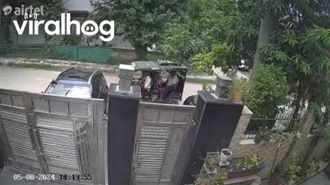 E-Rickshaw Collides With Parked Vehicle || ViralHog
