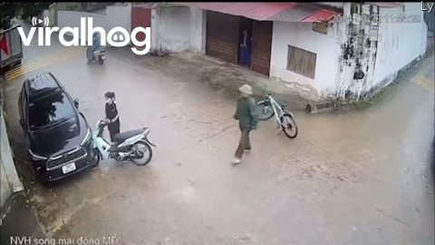 Bicyclist Stops To Unstick Crashed Scooter || ViralHog