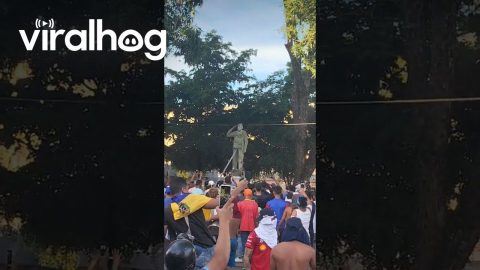 Venezuelans Topple Chavez Statue || ViralHog