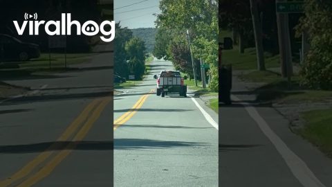 Pickup Tows Precarious Trailer || ViralHog