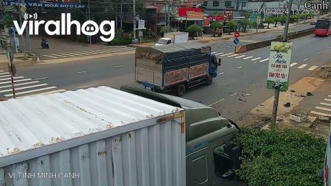 Semi Truck Crashes Into Traffic Light || ViralHog