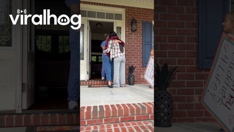Niece Reveals She's Been Cleared to Be Her Aunt's Kidney Donor || ViralHog