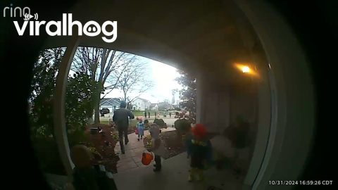 Startled Father Leaves Young Trick-or-Treaters Behind || ViralHog