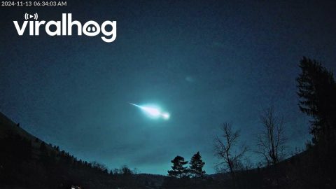 Meteor Lights Up Sky in Montana || ViralHog