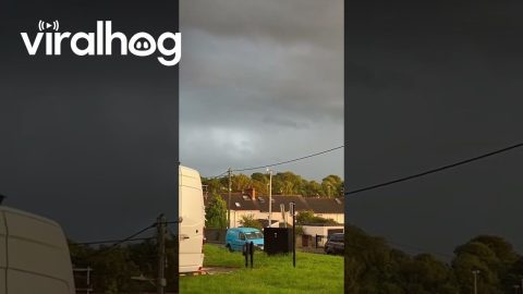Apparent UFO Sighting in Daylight || ViralHog