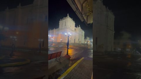 Lightning Strikes León Cathedral || ViralHog