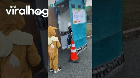 Trick-or-treating at the BOO LOO || ViralHog