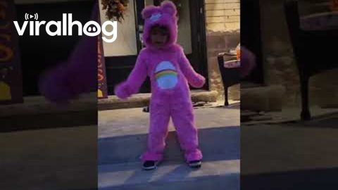 Oh No! My Trick-or-Treat Bucket! || ViralHog