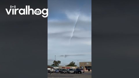 Meteorological Phenomenon Looks Like Matrix Glitch || ViralHog