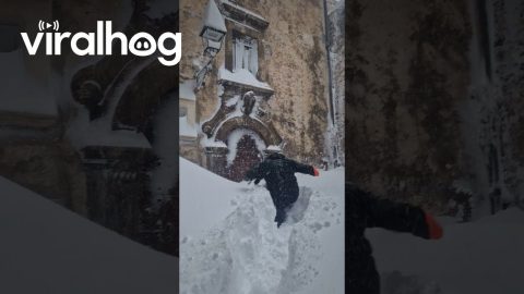 Over One Meter Of Snow Blankets Italian Town || ViralHog