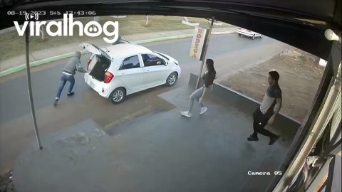 Attempted Robbery Quickly Thwarted || ViralHog