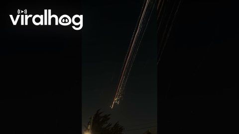 Starship Debris Across Sky || ViralHog