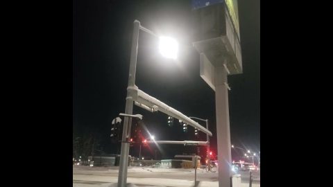 Stop Light Moving Up and Down || ViralHog