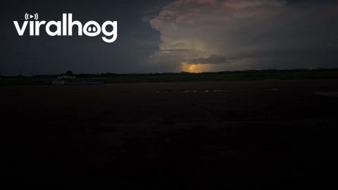 Powerful Storm Rolls In || ViralHog