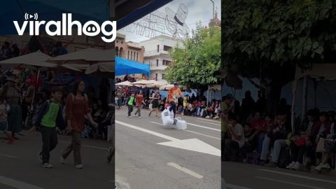 Giant Shoes At Carnival Parade || ViralHog