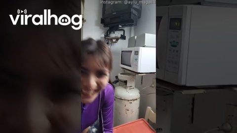 Microwave Makes Tooting Noise || ViralHog