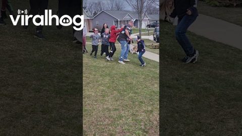 Kids Chase Easter Bunny to Grab Prizes || ViralHog