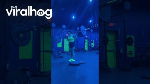 Unclipped Weights Fall Off Bar || ViralHog