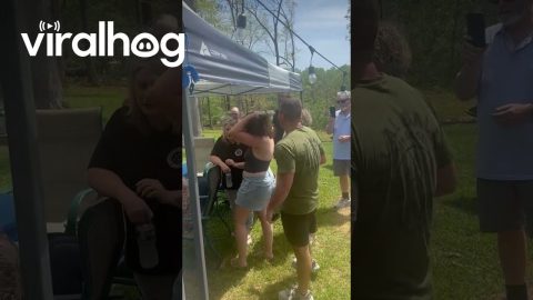 U.S. Airman Surprises Mom At Easter Celebration || ViralHog