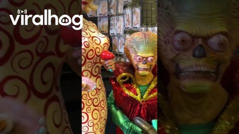 Mars Attacks Makeup Demo at Monsterpalooza || ViralHog
