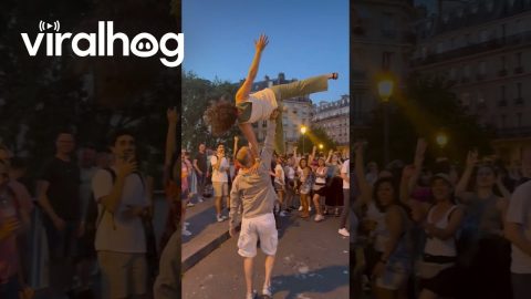 Couple Performs an Impressive Lift at Music Festival || ViralHog