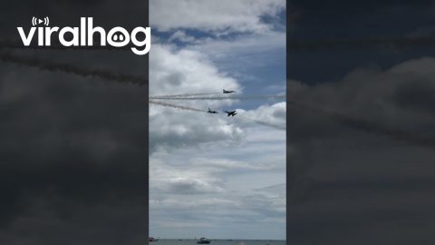 USAF Thunderbirds Perform 4-Way Crossover || ViralHog