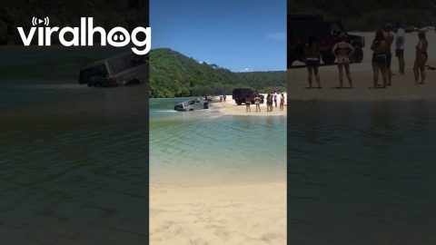 Beached 4WD Vehicle Recovery || ViralHog