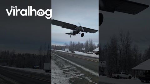 Plane Takes Off From Highway After Getting Breakfast at Sheep Creek Lodge || ViralHog