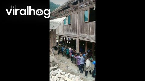 Community Lifts and Moves Wooden House in Guizhou, China || ViralHog