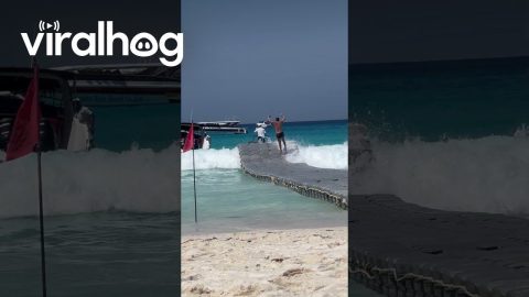Island Wave Ripples Floating Dock || ViralHog