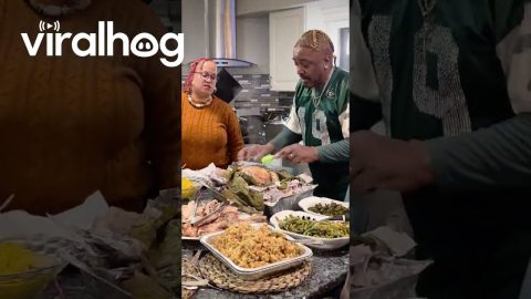 Bringing a "Beggar's Turkey" to Thanksgiving Dinner || ViralHog