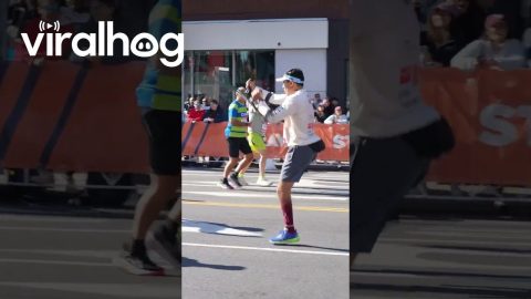 Man Runs the NYC Marathon on One Leg || ViralHog