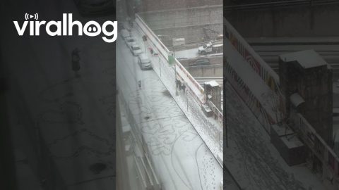 New Yorker Making Hearts in the Snow || ViralHog