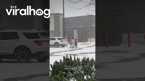 Kind Girl Helps Stranger Push Shopping Cart Through Snowstorm || ViralHog