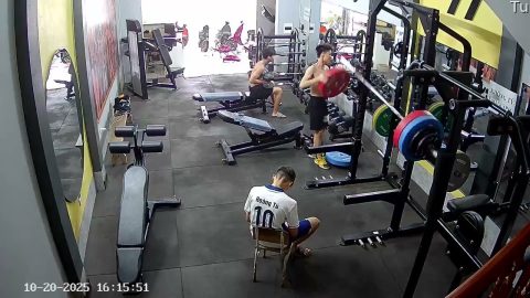 Improperly Loaded Barbell Nearly Hits Gym Employee || ViralHog