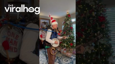 Jingle Bells With the One Man Band || ViralHog