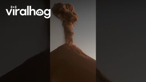 Volcán de Fuego Eruption || ViralHog